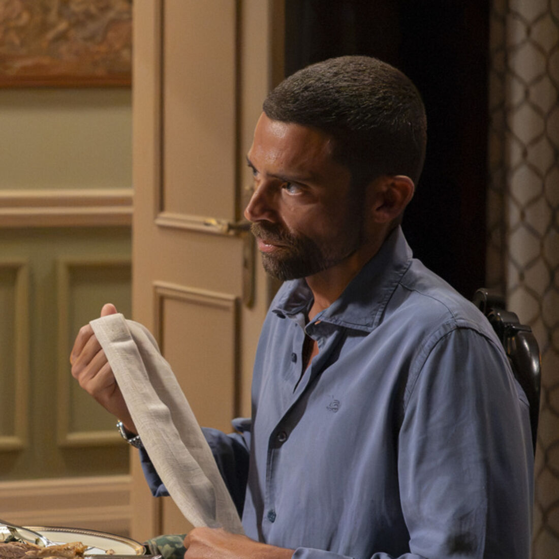 Samuel janta com Vera no palacete e afeta Eduardo