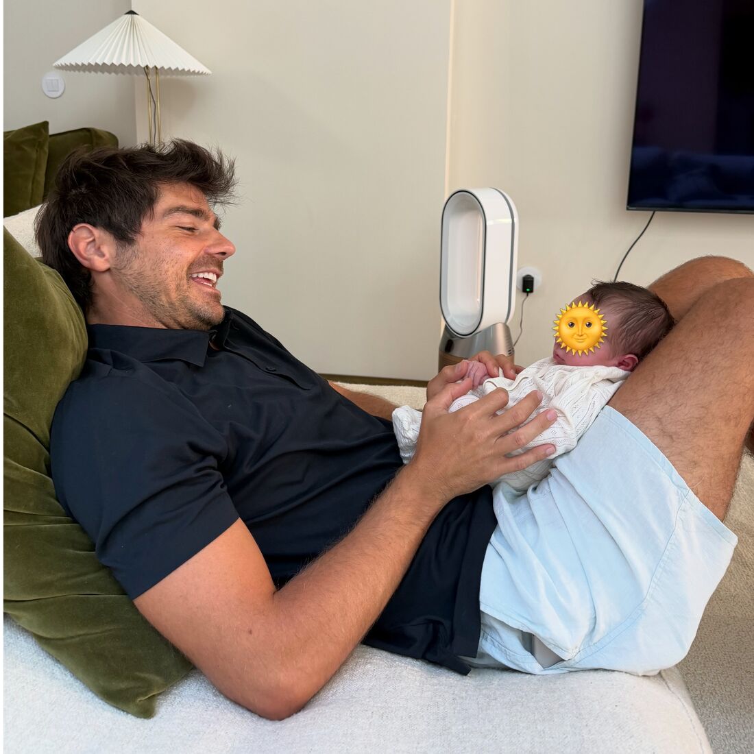 Lourenço Ortigão babado com a filha Julieta e a companheira Kelly Bailey