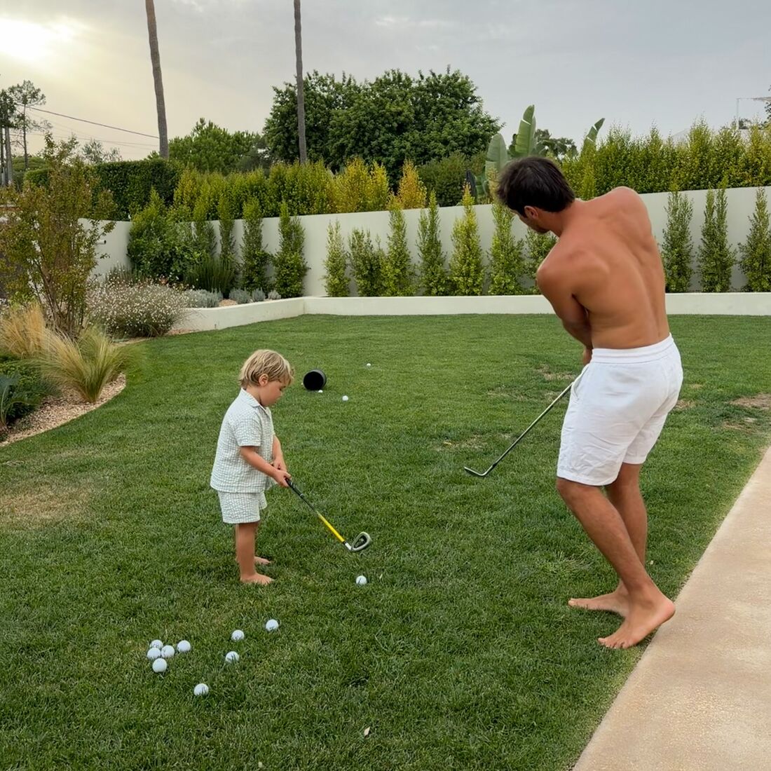 Lourenço Ortigão e a filha, Julieta, jogam golfe no jardim