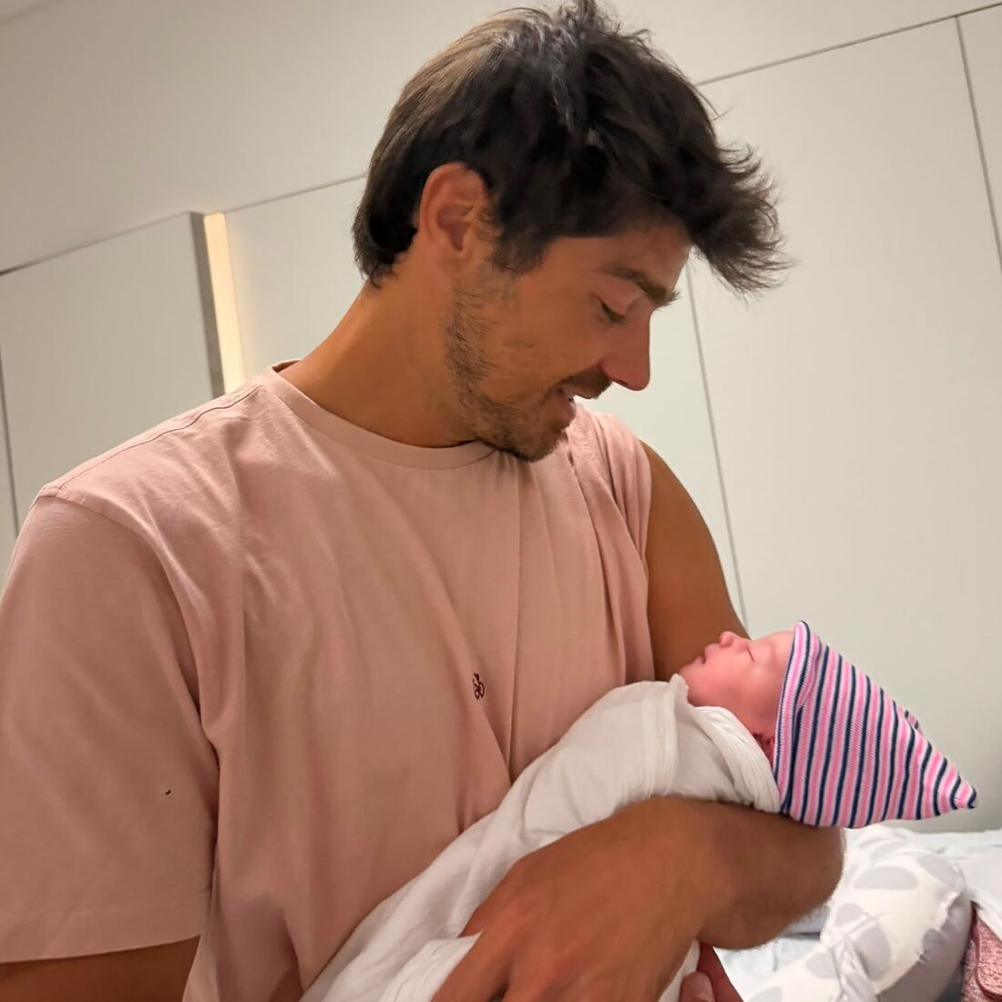 Lourenço Ortigão celebra a chegada da filha Julieta com Kelly Bailey