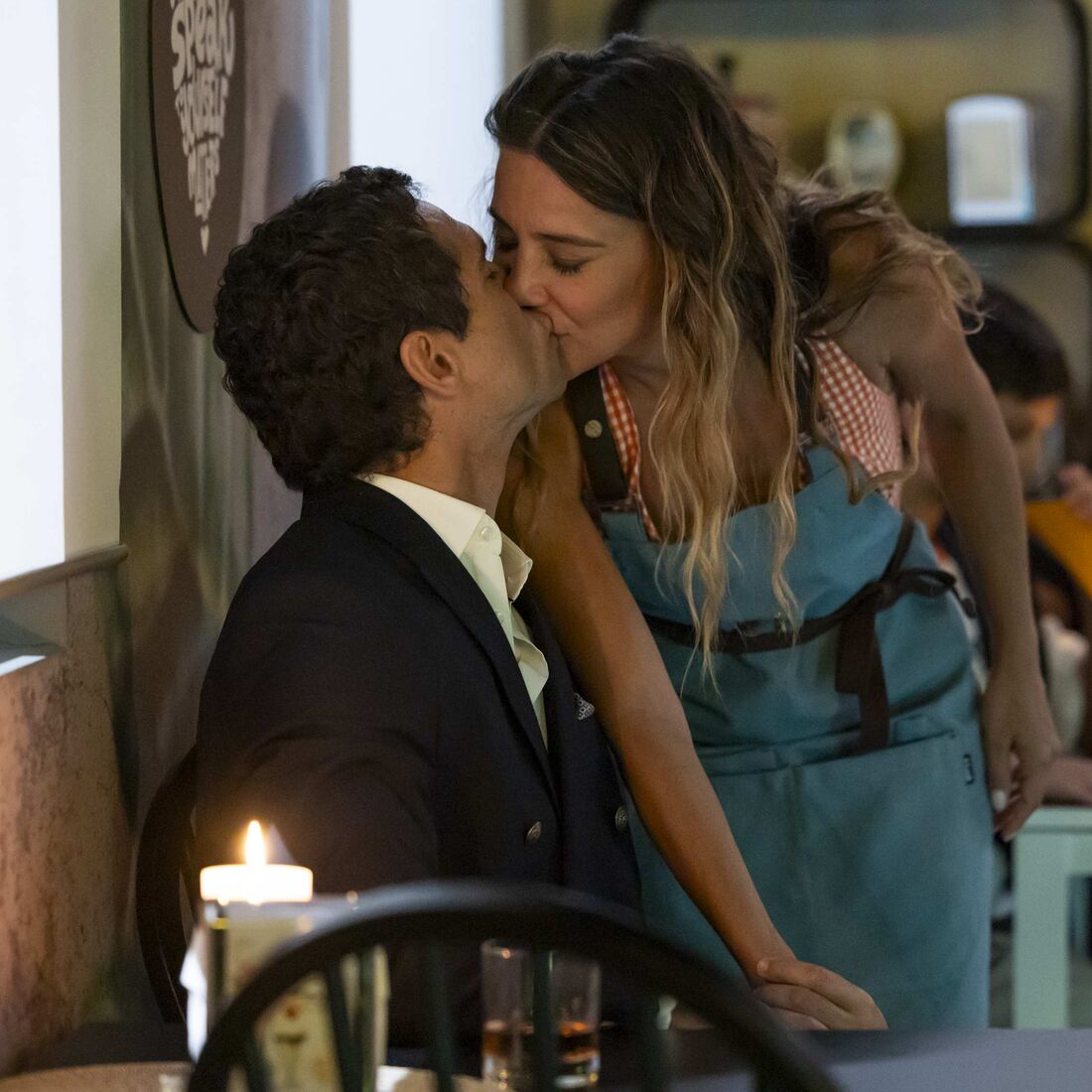 Raimundo desconfia de Bento e Linda, que alimentam uma relação falsa