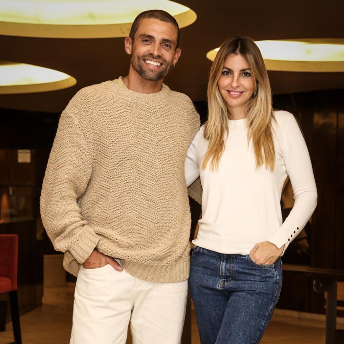 Atores em pose. Casal
