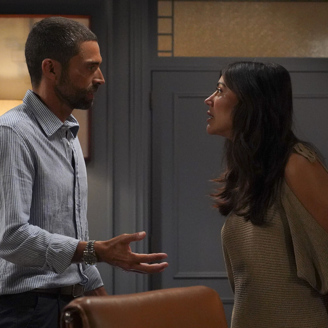 Vera surta ao ver Lúcia e Eduardo a dormir juntos