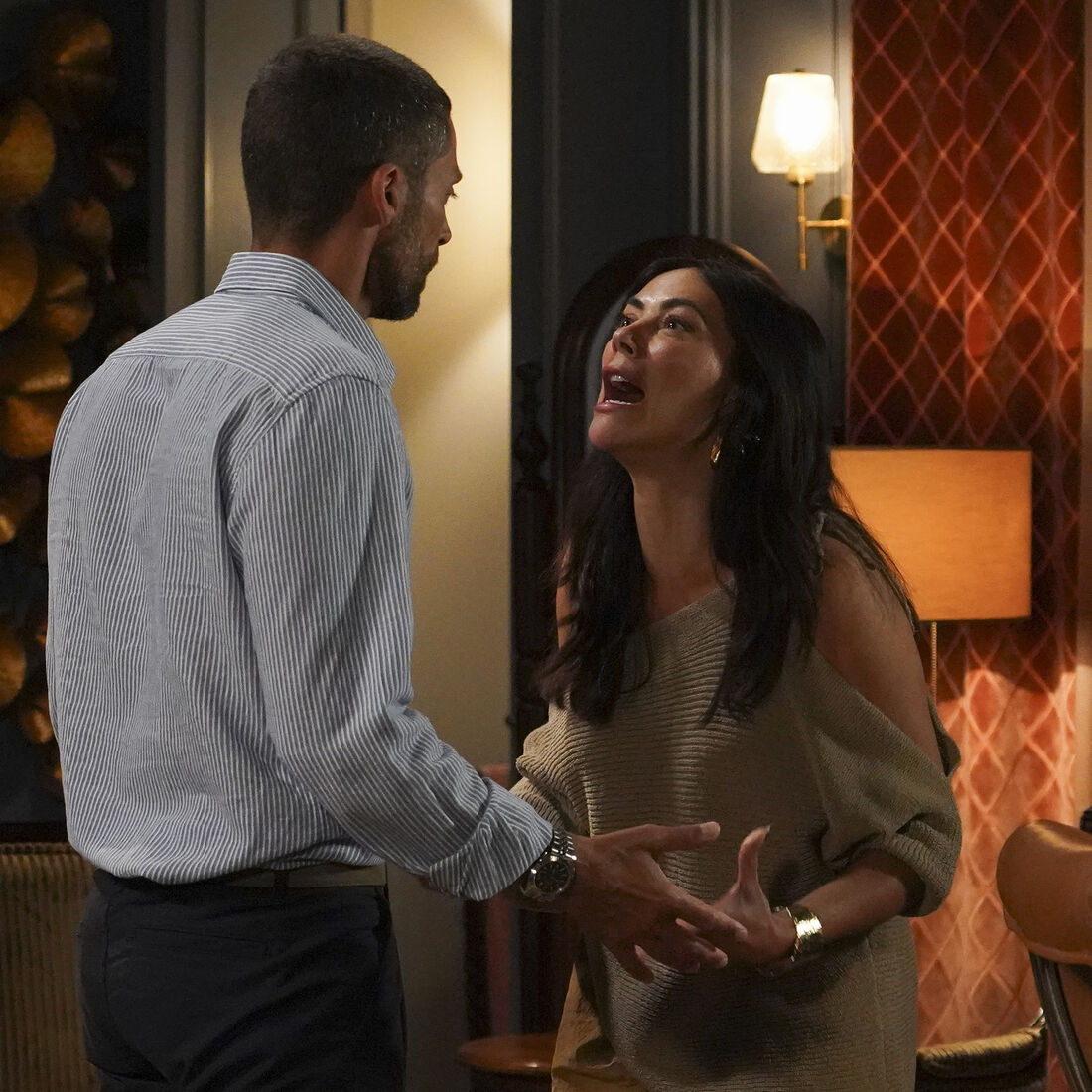 Vera fica em choque ao ver Lúcia e Eduardo a dormir juntos