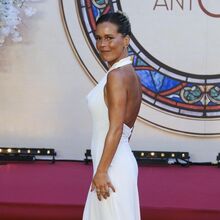 A atriz posa para a foto, no decorrer do evento