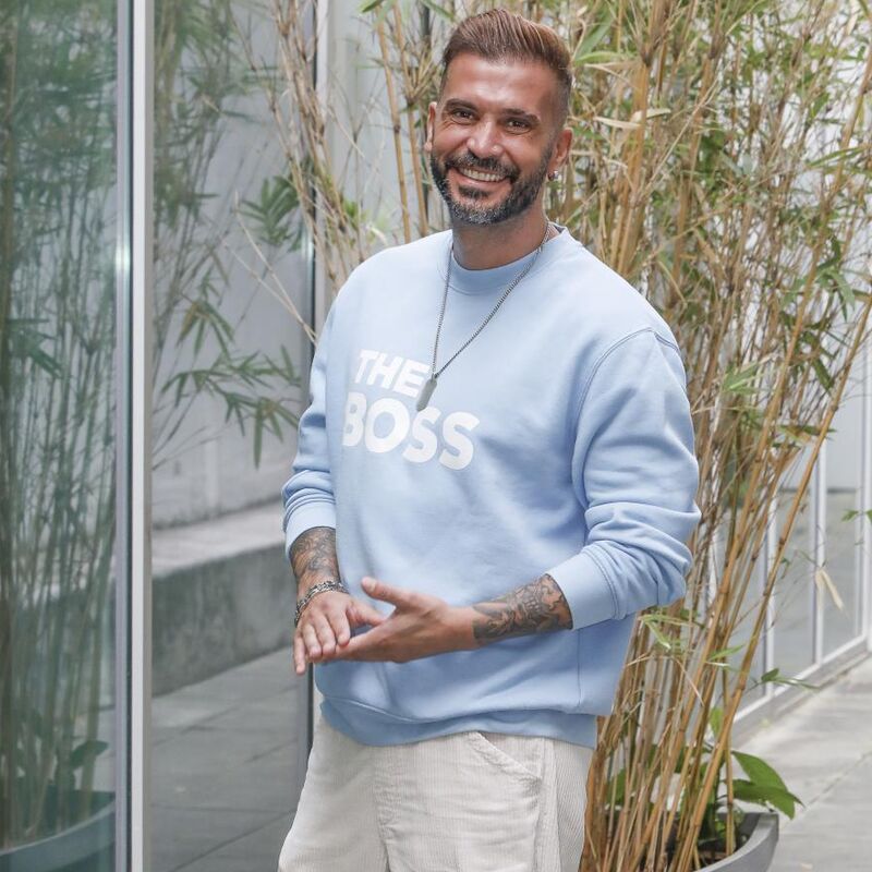 O antigo concorrente de reality show em pose